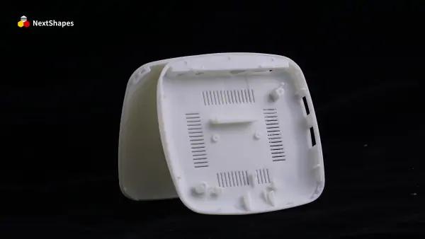 采用 NextShapes GM1811 SLA 树脂制成的 3D 打印白色塑料外壳组件（内部视图），突出内部结构细节和易于组装的设计