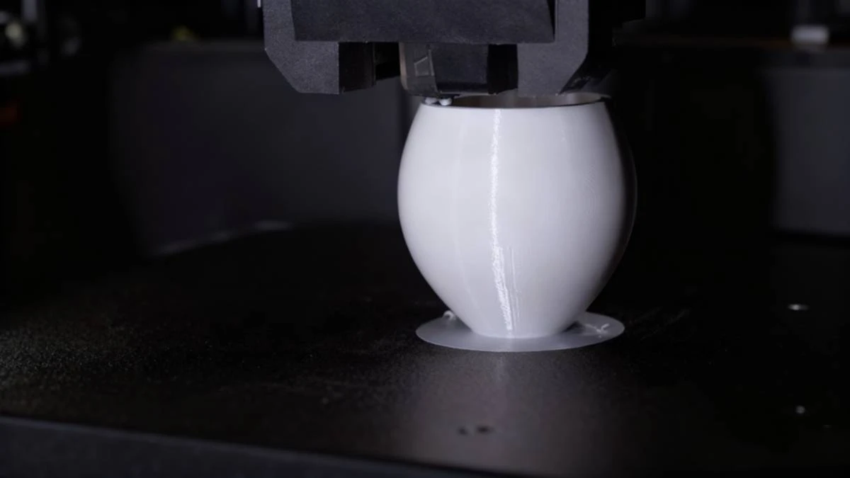 Display of 3D printed white lampshade during high-speed printing with NextShapes PETG HF filament, demonstrating stable layer adhesion and dimensional accuracy at elevated speeds