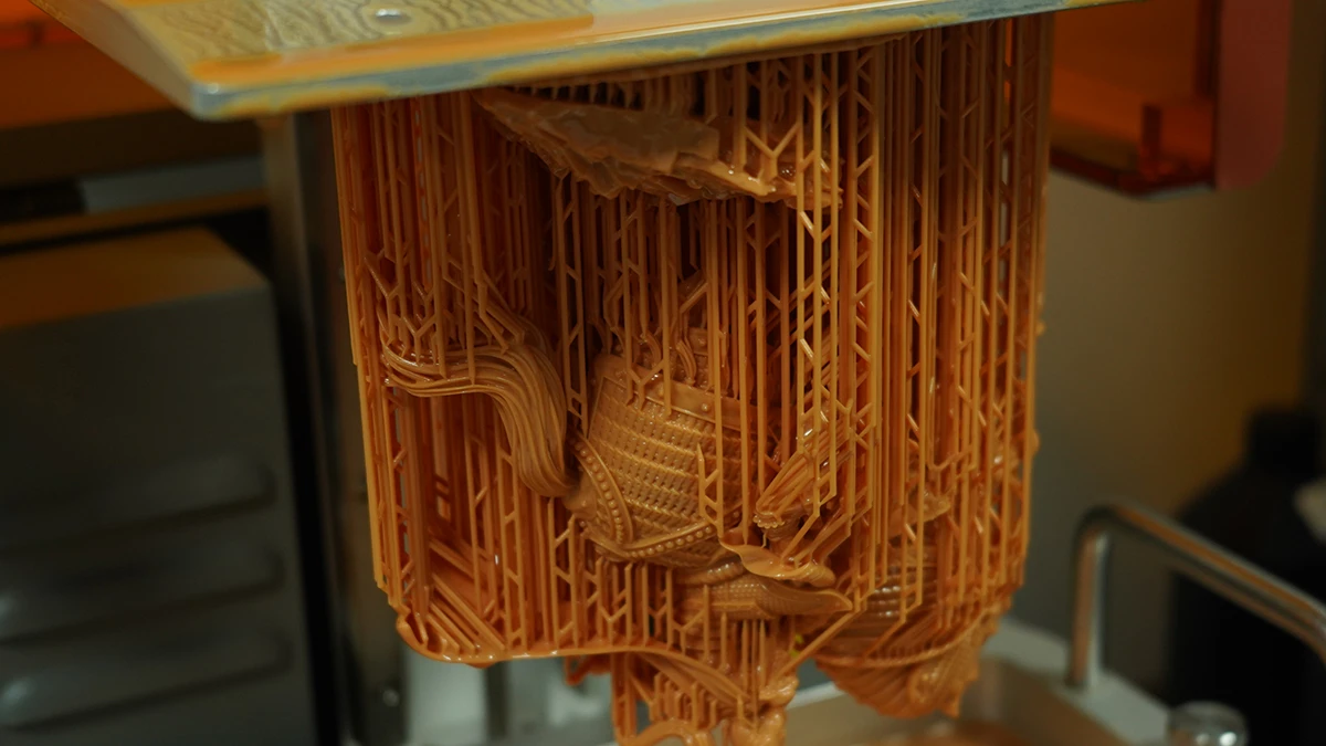 Display of 3D printed figurine with support structures made with NextShapes HR 8K Pro Resin, showcasing easy support removal and high print success rate