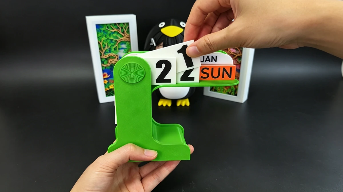 Handheld display of 3D printed calendar functional part made with NextShapes PETG HF filament, highlighting high toughness and dimensional accuracy