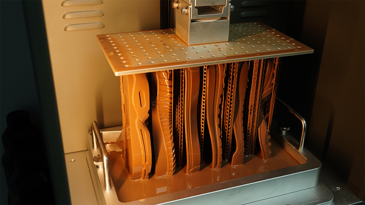 Batch 3D printing of shoe molds, showcasing the resin’s stability and efficiency for professional workflows